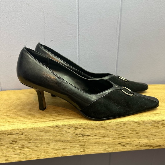 Black Women's leather and suede kitten heels - Picture 2 of 5
